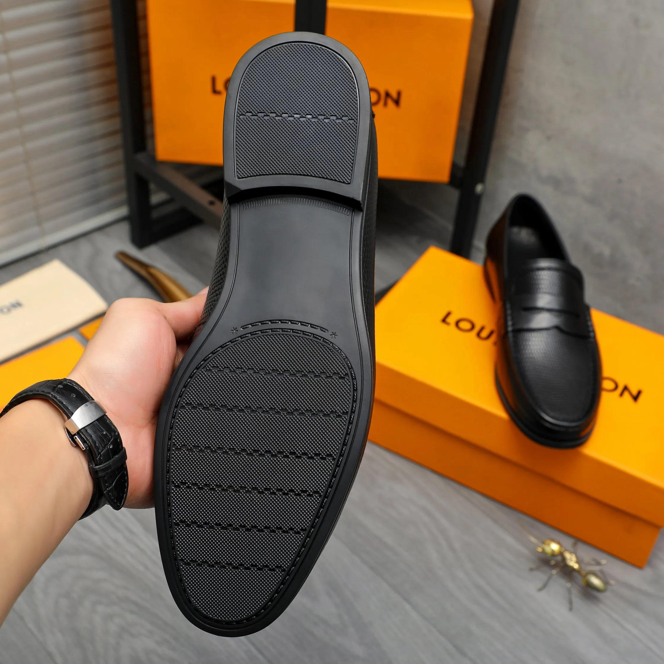 Men's shoes 💰p442 Product trademark: LV (Louis Vuitton) business slip-on leather shoes. Regular size: 38-46 (45.46 is custom-made and non-refundable) Product materials: Selected high-quality grained cowhide upper, cowhide lining, rubber outsole